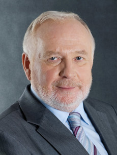 prof. dr hab. Edward Gniewek